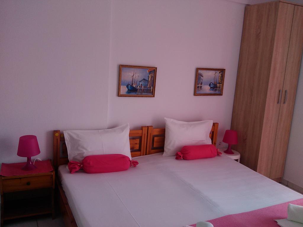 House Mantesos Apartment กอยนิรา ภายนอก รูปภาพ