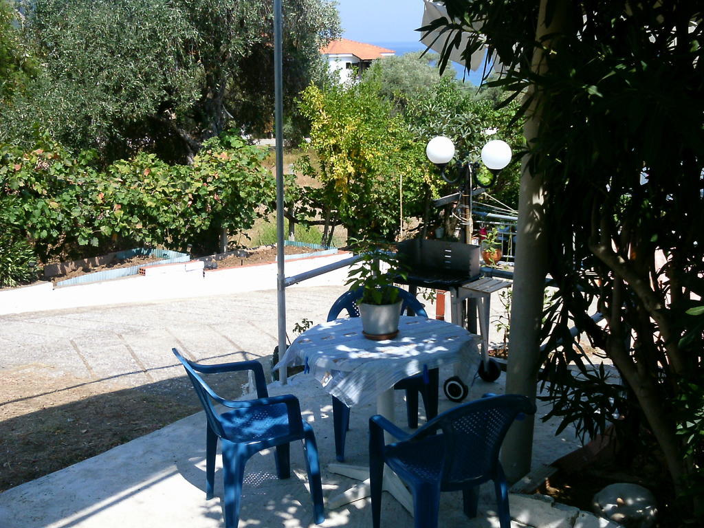 House Mantesos Apartment กอยนิรา ภายนอก รูปภาพ