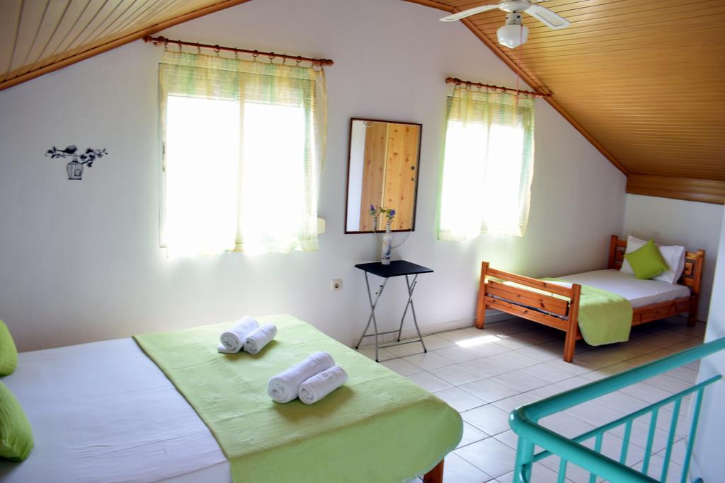 House Mantesos Apartment กอยนิรา ภายนอก รูปภาพ
